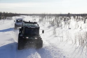 Два вездехода пробираются через снежные кучугуры 